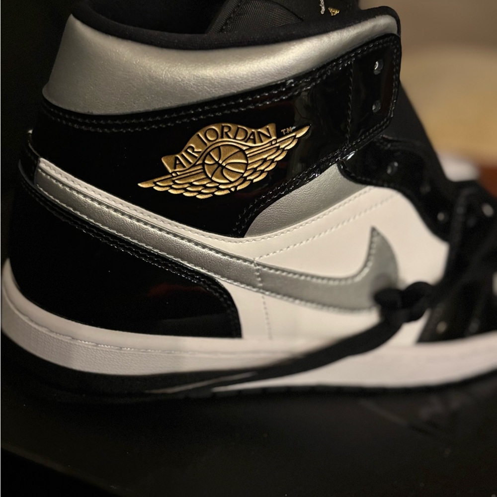 Jordan Air 1 Mid SE Black and Metallic Silver - Picture 6 of 8